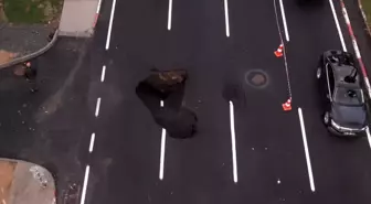 İstanbul'da Sağanak Yağış Yol Çöktürdü