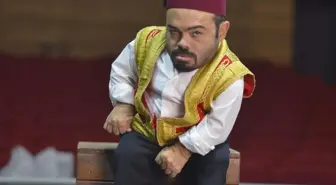 Tiyatro ile Hayata Tutunan Akondroplazi Hastası Serhat Gündoğdu