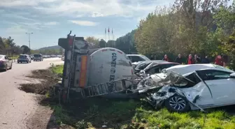 Balıkesir'de Ayçiçeği Yağı Yüklü Tanker Devrildi, 7 Araç Hasar Gördü