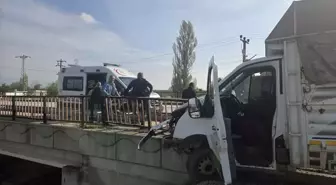 Orhangazi'de Kamyonet Kaza Yaptı, Sürücü Yaralandı