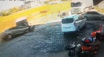 Diyarbakır'da Otomobil ve Minibüsün Çarpıştığı Kaza: 3 Yaralı