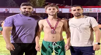 Hakkarili Bedirhan Durğun, Şalvar Güreşi Türkiye Şampiyonası'nda Üçüncü Oldu