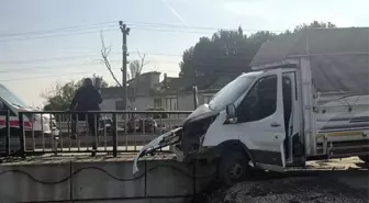Orhangazi-İznik Karayolu'nda Trafik Kazası: Kamyonet Köprü Demirlerine Saplandı