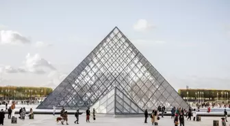 Louvre Müzesi'nde Soygun: İki Kişi Gözaltında
