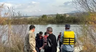 Bingöl'de Murat Nehri'nde Mahsur Kalan Vatandaşlar Kurtarıldı