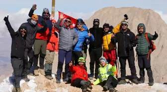 Niğde'de Dağcılar, Cumhuriyet'in 102. Yılı İçin Emler Zirvesi'ne Tırmandı