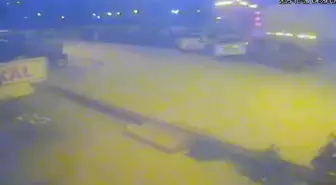 Balıkesir'de TIR'ın Kontrolü Kayboldu, Park Halindeki Araçlara Çarptı