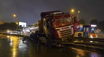 Ataşehir'de Yağış Nedeniyle Hafriyat Kamyonu Kontrolden Çıktı