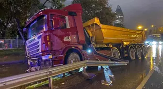 İstanbul'da Yağış Nedeniyle Hafriyat Kamyonu Kaza Yaptı
