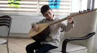 11 Yaşındaki Küçük Müzisyen Bağlamasıyla İlgiyi Üzerine Topluyor