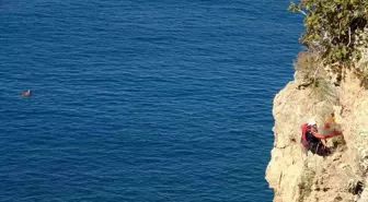 Antalya'da Falezlerde Ölü Bulunan Adamın Cenaze Operasyonu