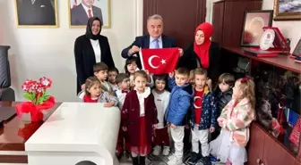 Bozüyük'te Kutsal Emanet Projesi Bayrak Zinciri Kaymakama Takdim Edildi