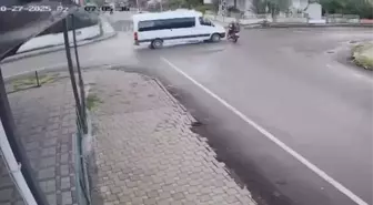 Hatay'da Motosiklet ile Servis Minibüsü Çarpıştı: 1 Ölü, 1 Yaralı