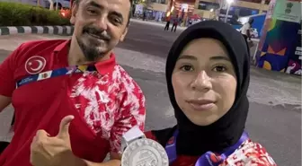 Paralimpik sporcu Zübeyde Süpürgeci Para Atletizm Dünya Şampiyonası'nda Türkiye'ye gümüş madalya kazandırdı