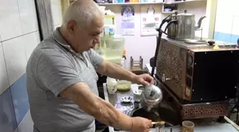 65 Yaşındaki Yılmaz Eley, 50 Yıldır Bakırcılar Çarşısı'nda Çaycılık Yapıyor