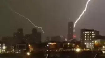 İstanbul'da Yıldırım Düşen Bina Anbean Görüntülendi