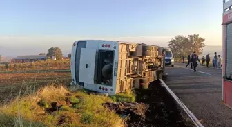 Uşak'ta Tarım İşçilerini Taşıyan Midibüs Devrildi: 23 Yaralı