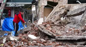 Balıkesir'de 6,1 Büyüklüğündeki Depremin Ardından Enkaz Kaldırma Çalışmaları Başladı