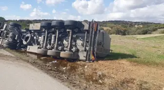 Uşak'ta Devrilen Tırın Sürücüsü Yaralandı