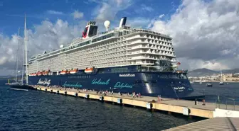 Bodrum'a 'Mein Schiff 5' ile 2 bin 716 yolcu geldi