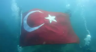 Ordu'da Dalgıçlar Su Altında Türk Bayrağını Dalgalandırdı
