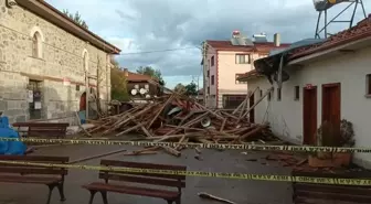 Bolu'da Fırtına Cami Minaresini Devrildi