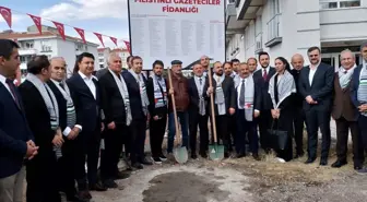 Filistinli şehit gazeteciler anısına fidanlar Ankara'da toprakla buluştu