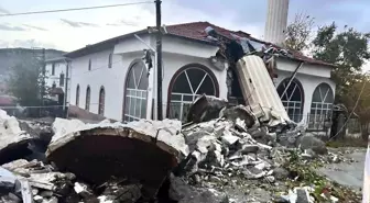 Ayaş'ta Fırtına Camii Minaresini Yıktı, Cemaat Facianın Eşiğinden Döndü