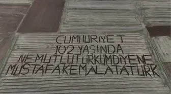 Ispartalı genç çiftçi tarlasına traktörle 'Yaşasın Cumhuriyet' yazdı