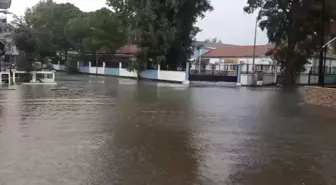Köyceğiz'de Sağanak Yağış Hayatı Olumsuz Etkiledi