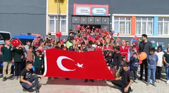 Siirt'te Türk Kızılay ve jandarma ekipleri öğrencilerin 'Cumhuriyet Bayramı'nı kutladı