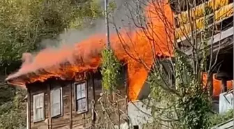 Artvin'de Yangında 200 Yıllık Ahşap Ev Kullanılamaz Hale Geldi