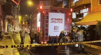 Beyoğlu'nda havai fişek nedeniyle evde yangın çıktı; mahsur kalan 7 kişi kurtarıldı -1