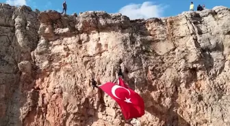 Elazığ'da dağcılar dev Türk bayrağıyla kaya tırmanışı gerçekleştirdi