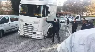 Esenyurt'ta TIR Lastiği Yola Saplandı