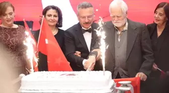 Eskişehir'de 102 yaşındaki Ali Sezer, Cumhuriyet Bayramı pastasını kesti