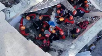 Kocaeli'de Çöken Binadan Bir Vatandaşın Sesi Alındı