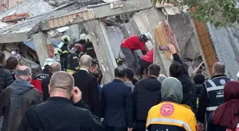 Kocaeli'de Çöken Binada 5 Kişi Olabileceği Tahmin Ediliyor