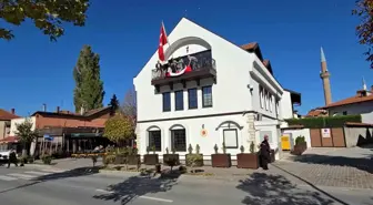 Kosovalı Kadınlar Türkiye'nin 102. Yıldönümü İçin Türk Bayrağı Ördü