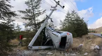 Nevşehir'de Hafif Ticari Araç Elektrik Direğine Çarptı: 16 Yaşındaki Sürücü Yaralandı
