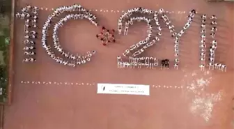 Bursa'da Lise Öğrencilerinden 102. Yıl Koreografisi ve Bayraklı Yürüyüş