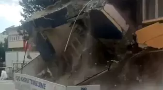 Balıkesir'de Depremzedeler İçin Boşaltılan Bina Kendiliğinden Yıkıldı