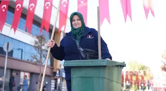 Temizlik işçisi sosyal deneydeki bayrak hassasiyetiyle gönüllere dokundu