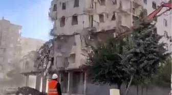 Diyarbakır'da Depremde Hasar Gören Bina Yıkıldı