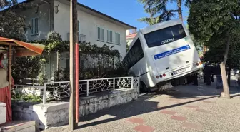 Aydın'da Halk Midibüsü Bahçe Duvarına Çarptı