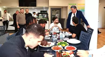Beşiktaş Başkanı Serdal Adalı, Fenerbahçe derbisi öncesi futbol takımıyla moral yemeğinde bir araya geldi