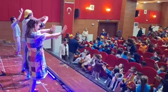 Öğrenciler 'Bir Bilmecem Var Çocuklar' Tiyatrosunu İzledi