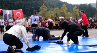 Baba Salim Çakal'dan Fedakarlık: Yağmurda Kızının Gösterisine Destek