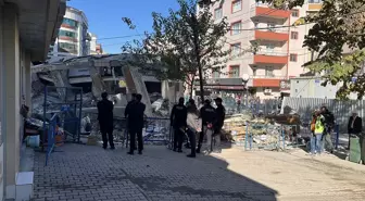 Gebze'de Çöken Bina Enkazında İnceleme Yapılıyor