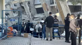 Kocaeli'de Bina Çöktü: 5 Kişilik Aileden 4'ü Hayatını Kaybetti